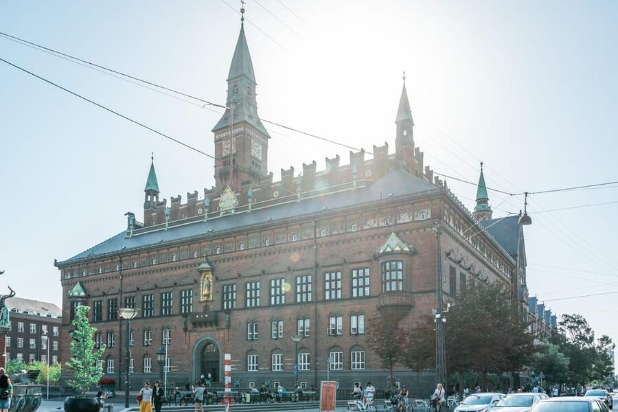 Copenhagen: 2-hour Old Town Private Walking Tour - Meeting outside Copenhagen Visitor Service, then walking with purpose
