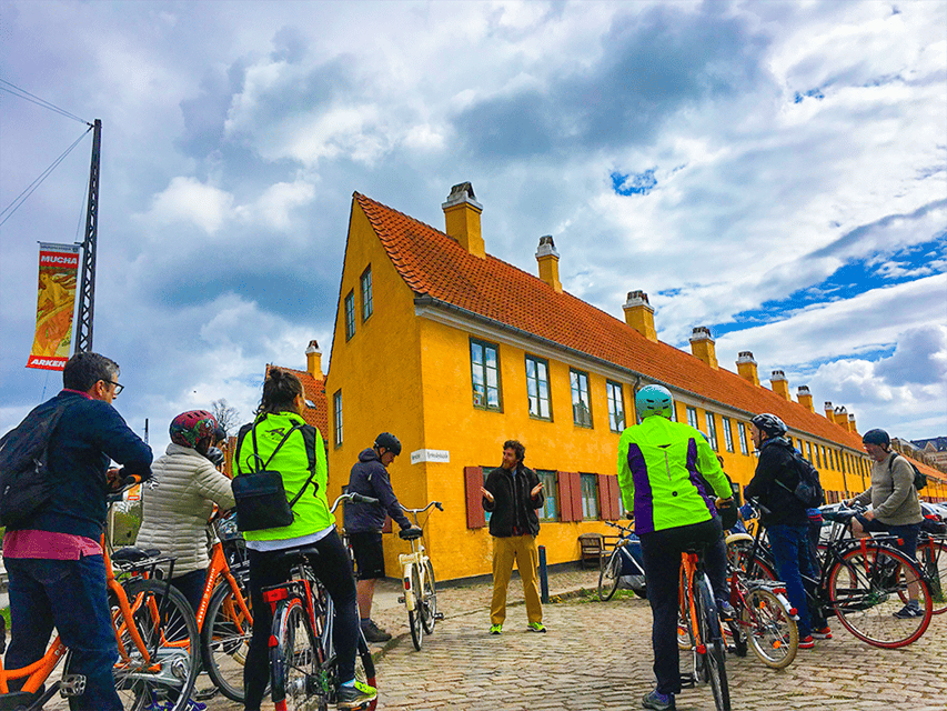 Copenhagen: 3-Hour City Highlights Bike Tour with Guide - Kings Garden and Rosenborg Castle, a short royal circuit