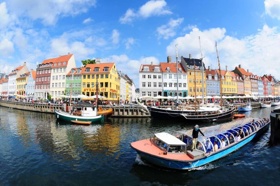 Copenhagen: Canal Boat Cruise & Old Town/Nyhavn Walking Tour - Start Under City Hall: Meeting Point and How the Walk Flows
