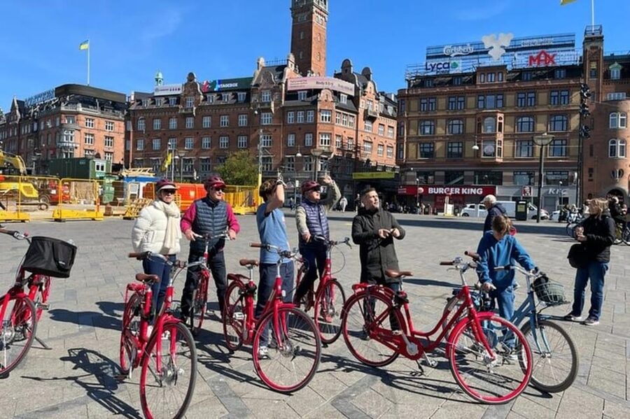 Copenhagen Christianshavn Walking Tour - Højbro Plads, the smart start for your whole day