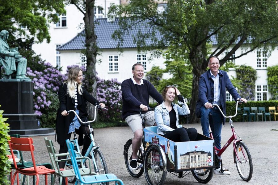 Copenhagen: City Highlights Guided Bike Tour - Getting oriented fast: meeting at Nikolaj Plads and riding out from Naja Lauf
