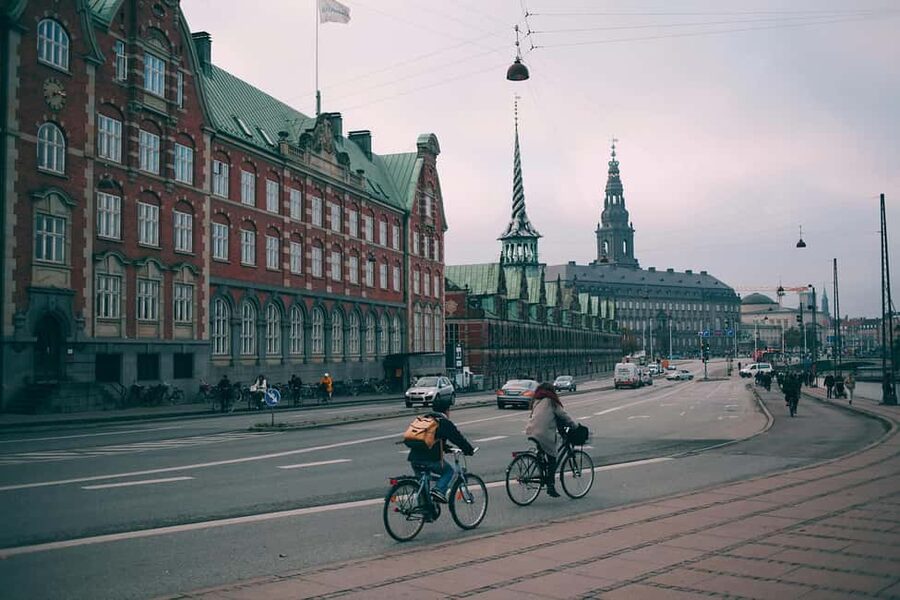 Copenhagen: Guided Bike Tour in French - Key moments that make this tour worth your time