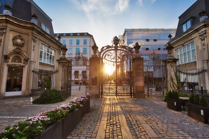Copenhagen Little Mermaid Exploration Game and Self-Guided Tour - Amalienborg and the royal thread before the mermaid