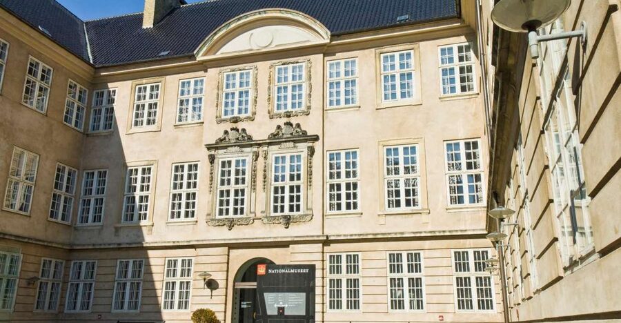 Copenhagen: Old Town and Nyhavn Private Family Tour - City Hall Square and Andersen’s Copenhagen, the easy way to get oriented