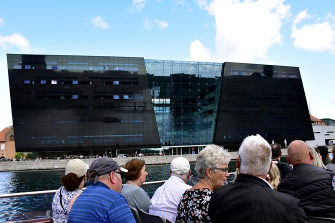 Copenhagen Sightseeing Classic Canal Tour With Live Guide - Meeting at Ved Stranden 26 and picking the best seat