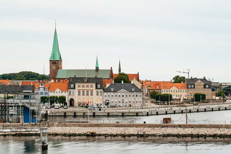 From Copenhagen: Lund and Malmö 2-Country Tour - Malmö highlights: Turning Torso photos, Malmö Castle, and Stortorget