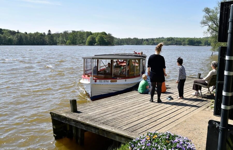 Lyngby & Bagsværd Lake: Baadfarten Boat Ride - Frederiksdal Sinatur Hotel and Konference: a practical waterfront anchor