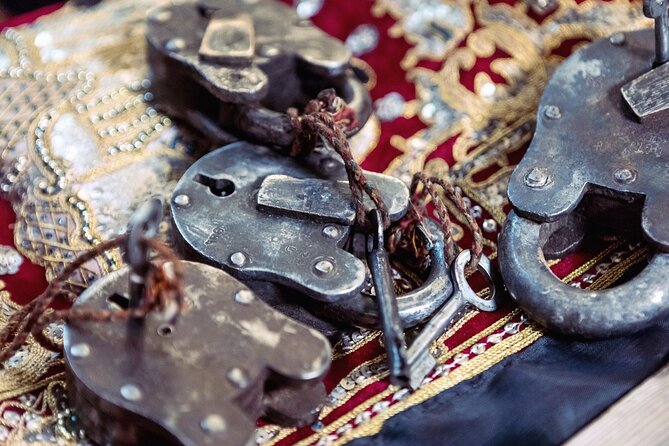 SHERLOCK Escape Room - Game master guidance: when you get hints, and when you earn it