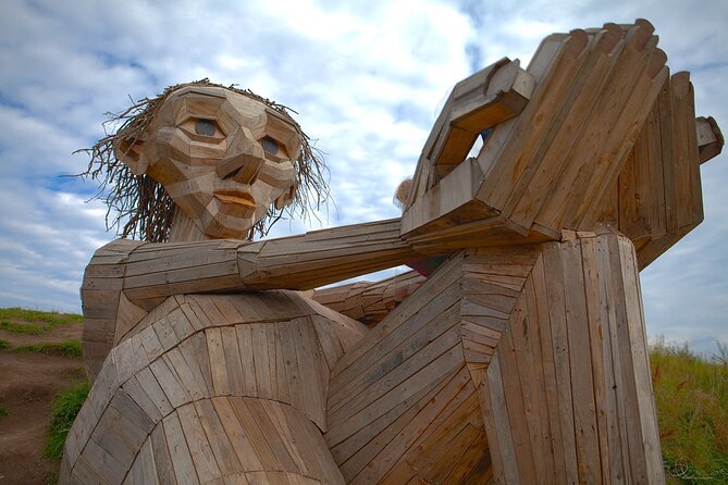 The Six Forgotten Giants Trolls Hunt with Minibus - Thomas On The Mountain in Albertslund: Long Legs, Big Views, and a Place to Sit